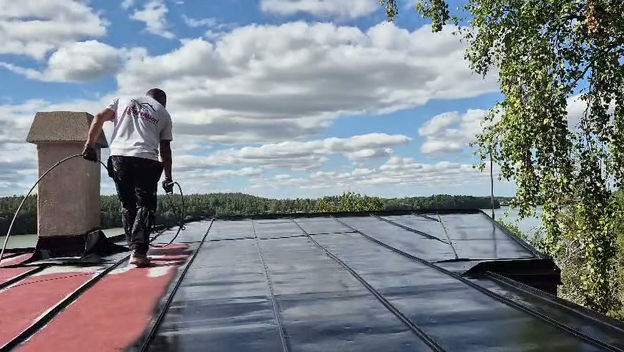 Sprutmålning av tak i Linköping – röd yta före och svart yta efter
